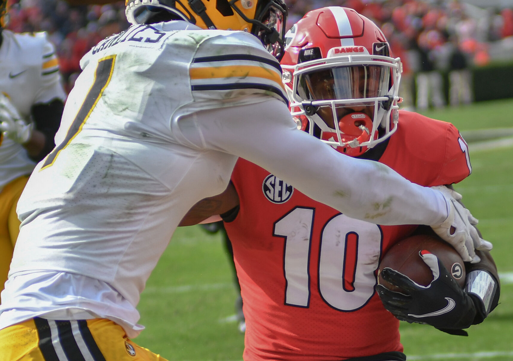 Jaylon Carlies grabs for the ball that Kearis Jackson is holding